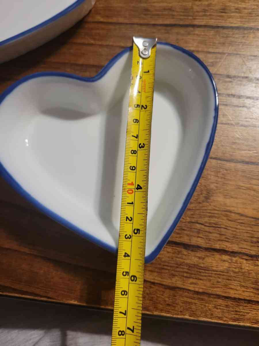 2 heart shaped serving dishes or can be used a little Trinke