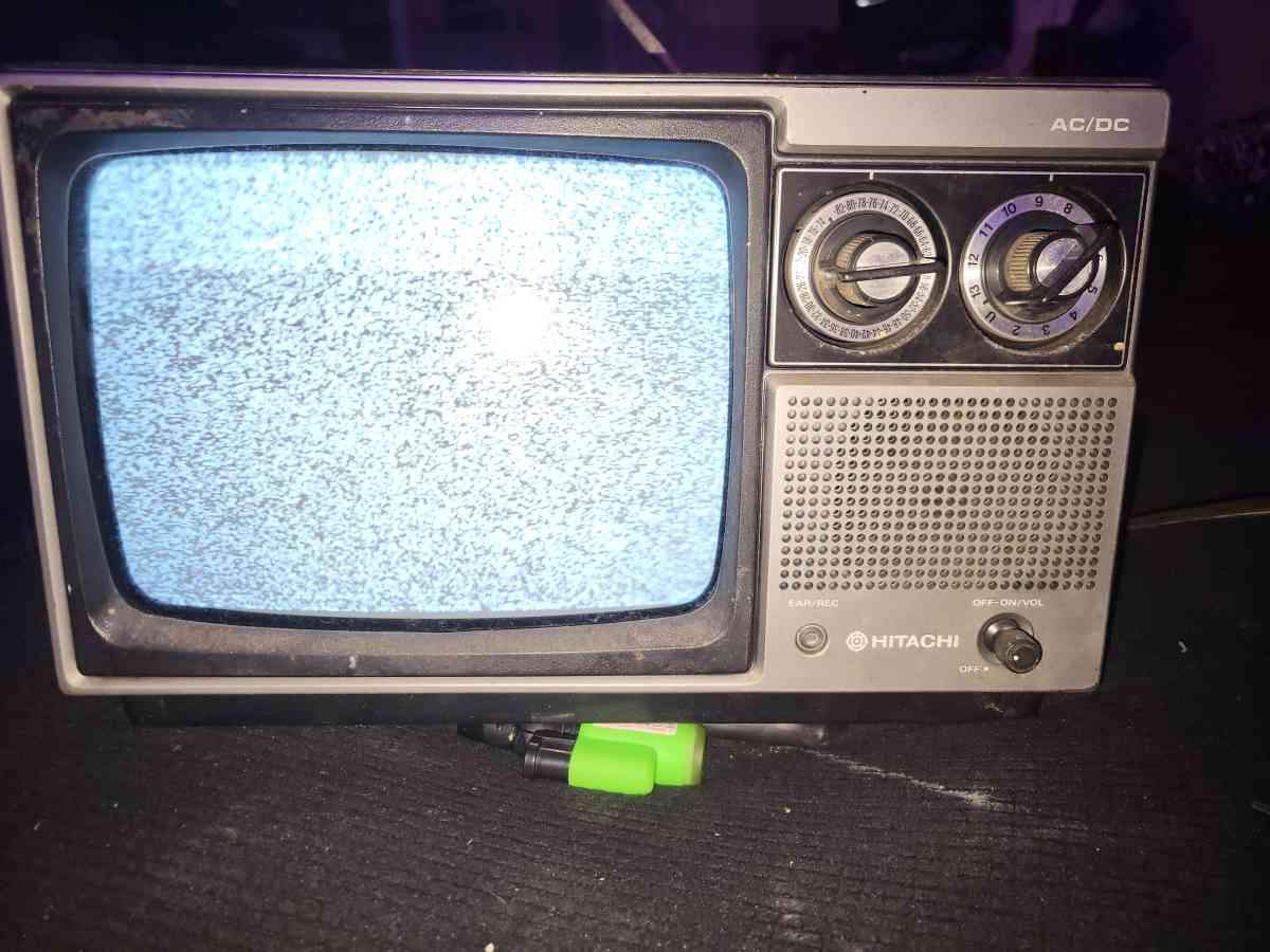 HITACHI 9inch portable boxTV