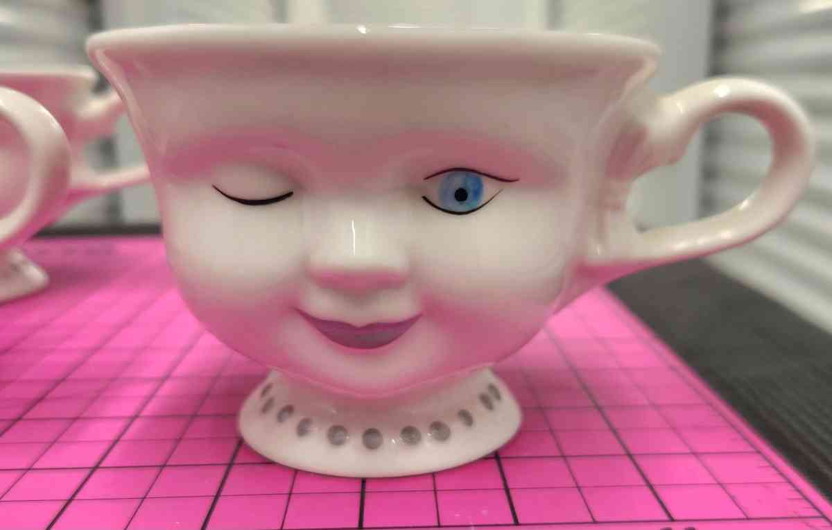 Vintage Helen Hunt Signed Collectible Winking Girl Baileys 4