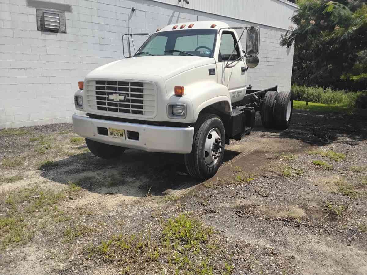 1998 Chevy C650 Cab Chassis 3116 Caterpillar Motor 5 SPEED