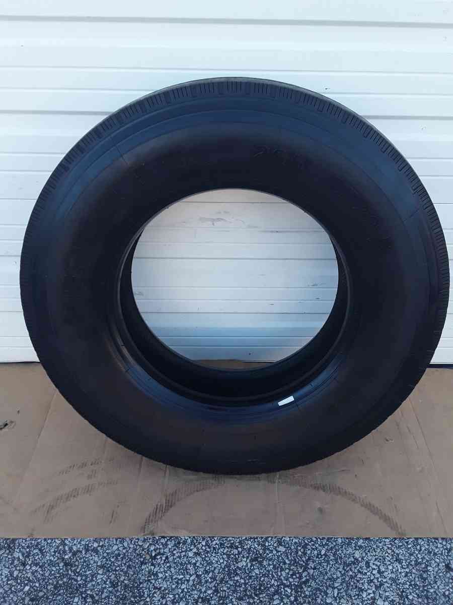 Low Pro Steer Truck Tire 29575R225 Hercules H902 Like New