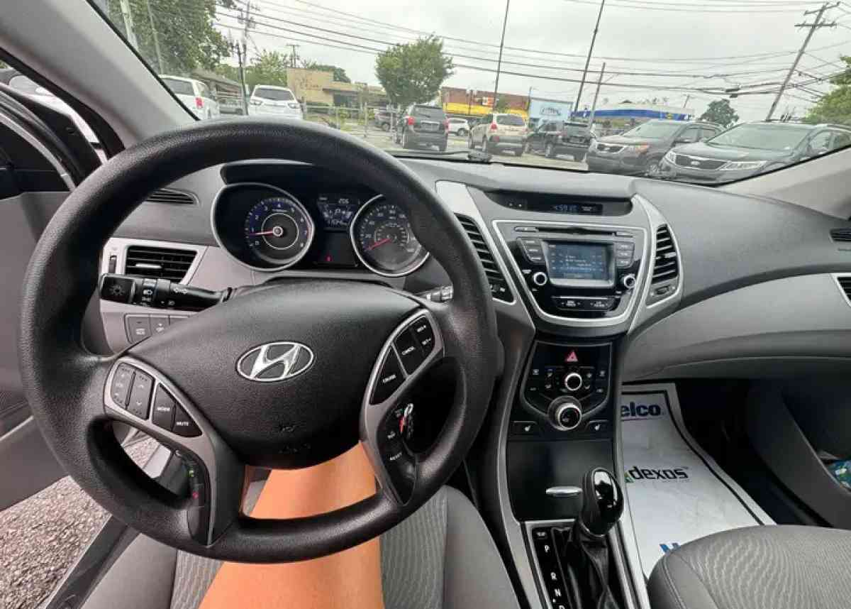 2014 Hyundai Elantra SE sedan 4D