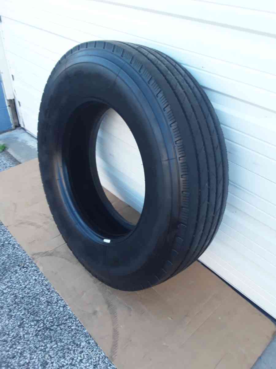 Low Pro Steer Truck Tire 29575R225 Hercules H902 Like New