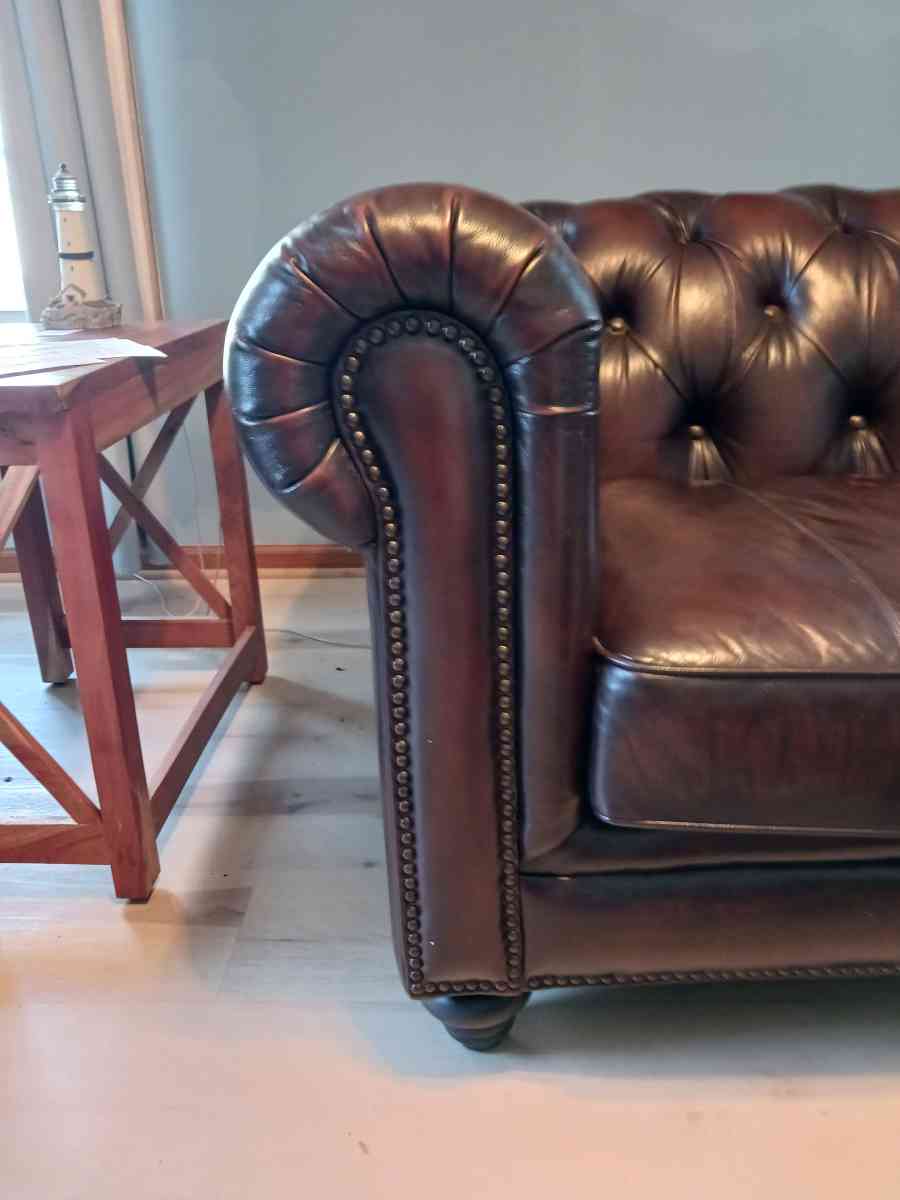 genuine cowhide leather Western couch like new condition