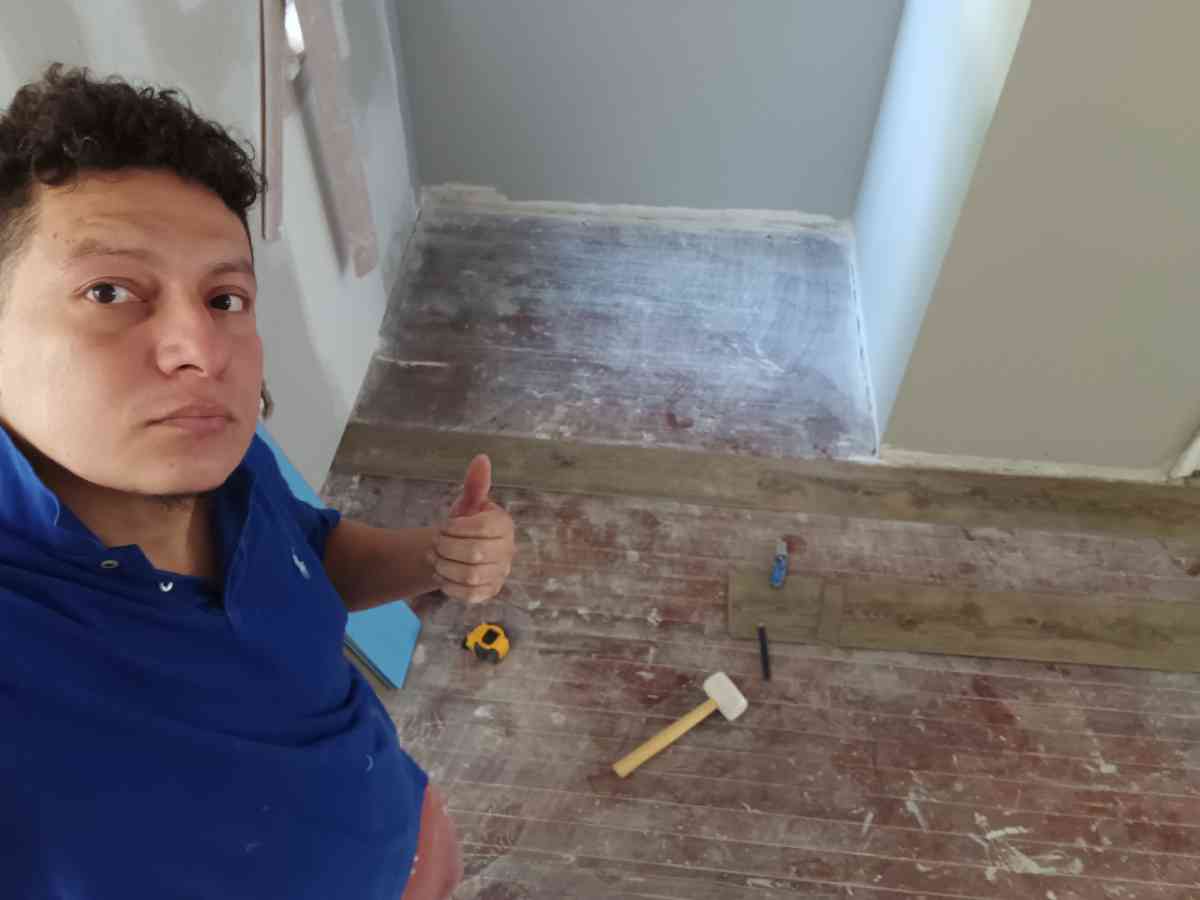 installation of pvc flooring tiles sidingh