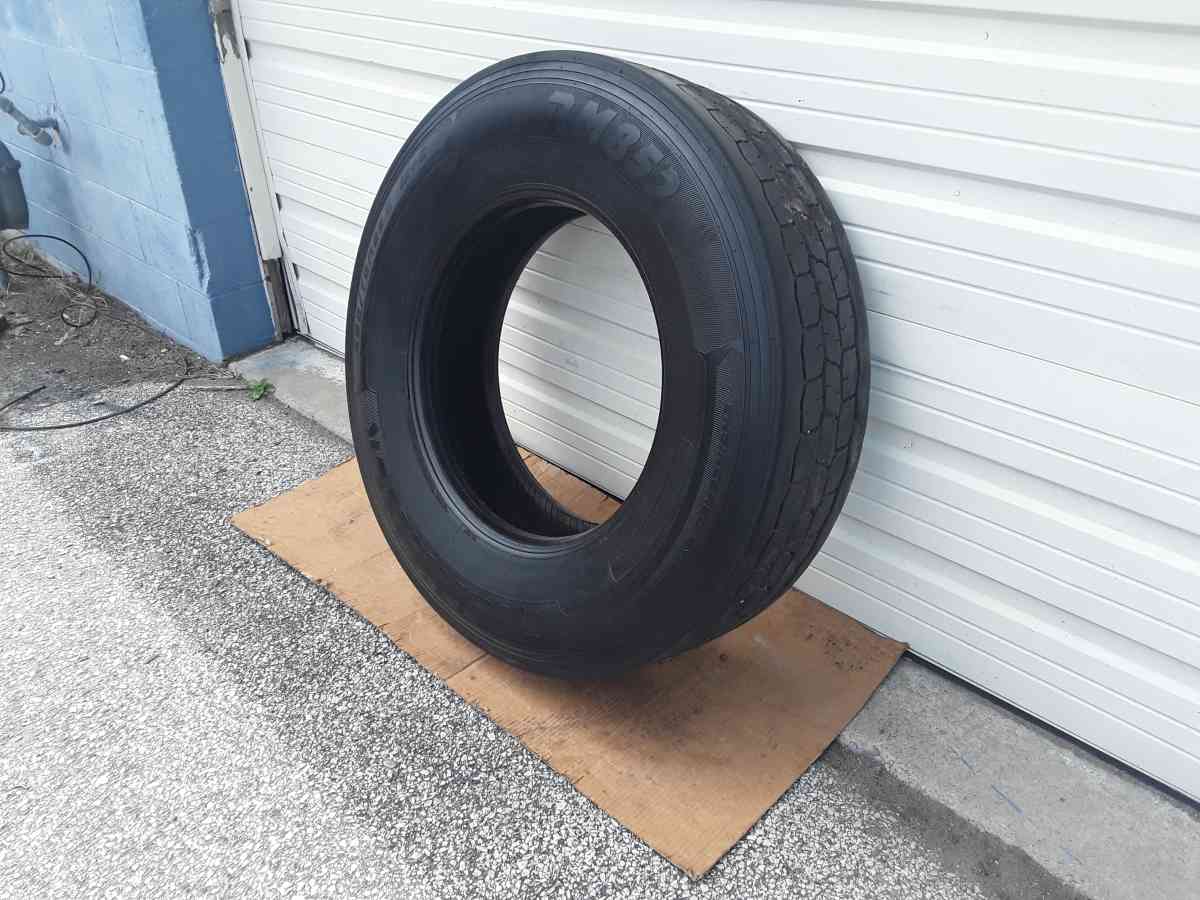 Low Pro Drive Truck Tire 295 75R 22 5 Cooper Tire Like New