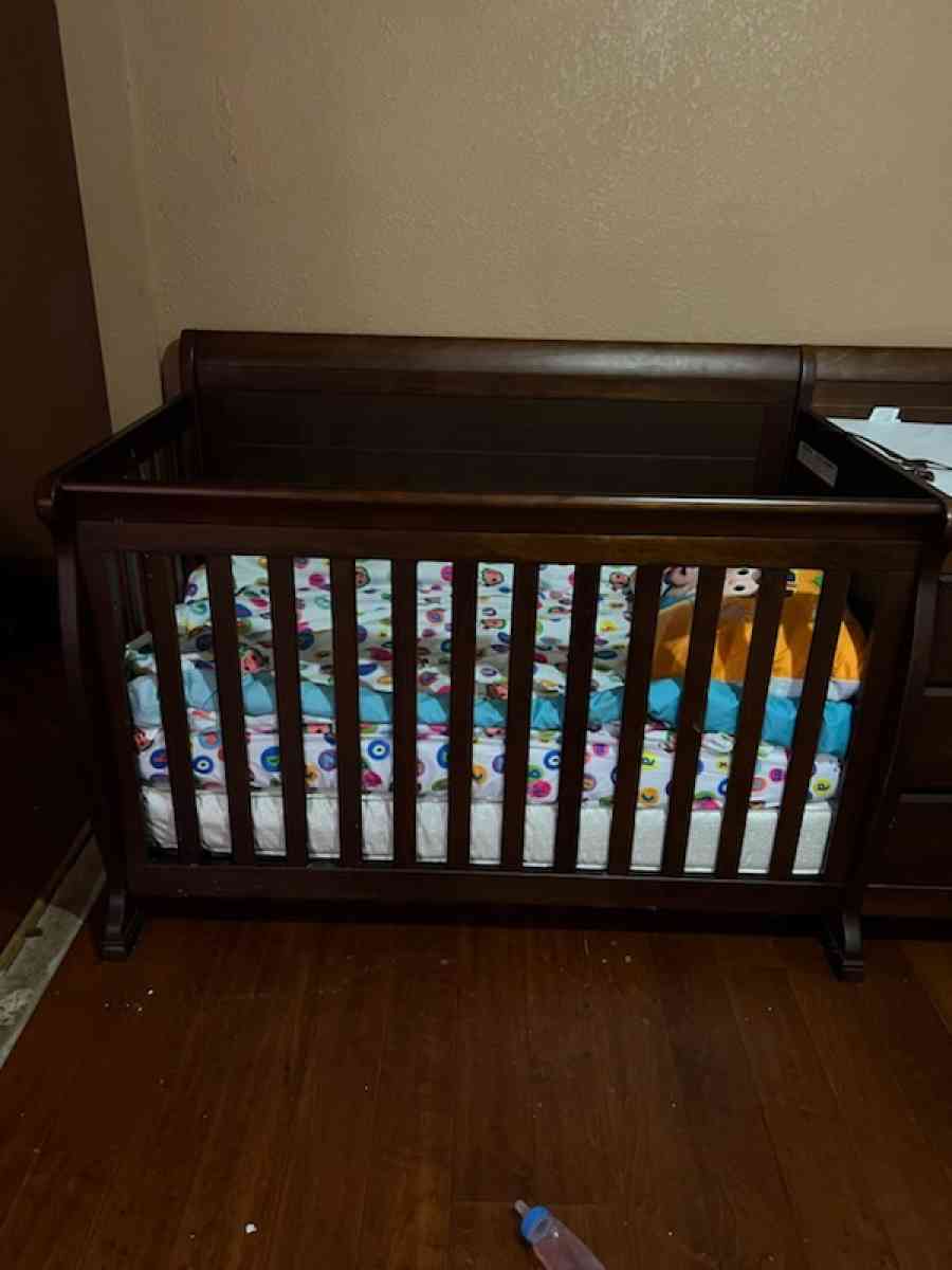 6 in 1  baby crib new  used twice