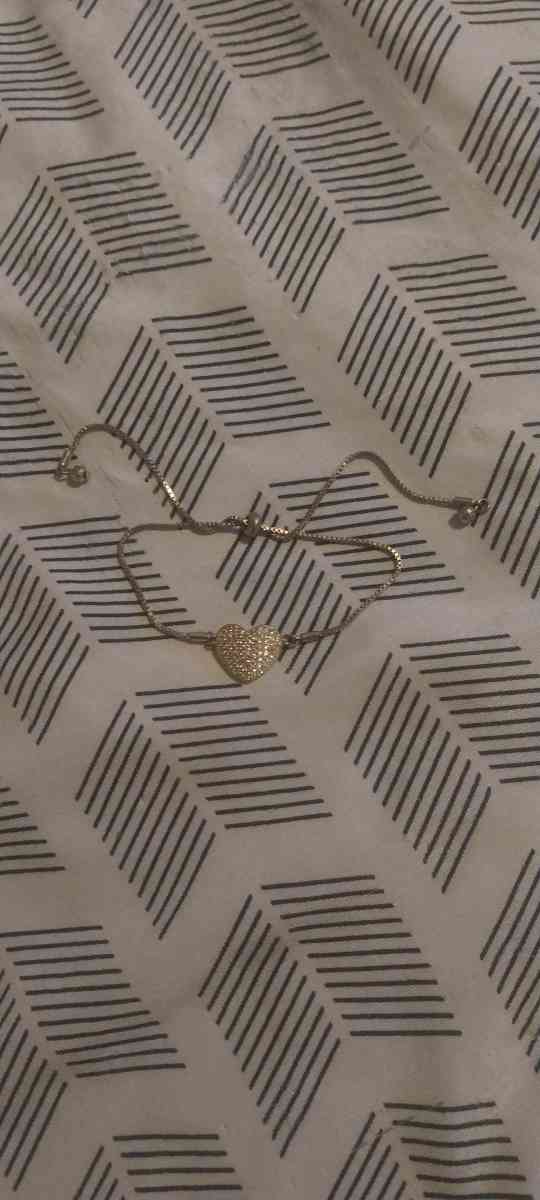 Adjustable heart bracelet