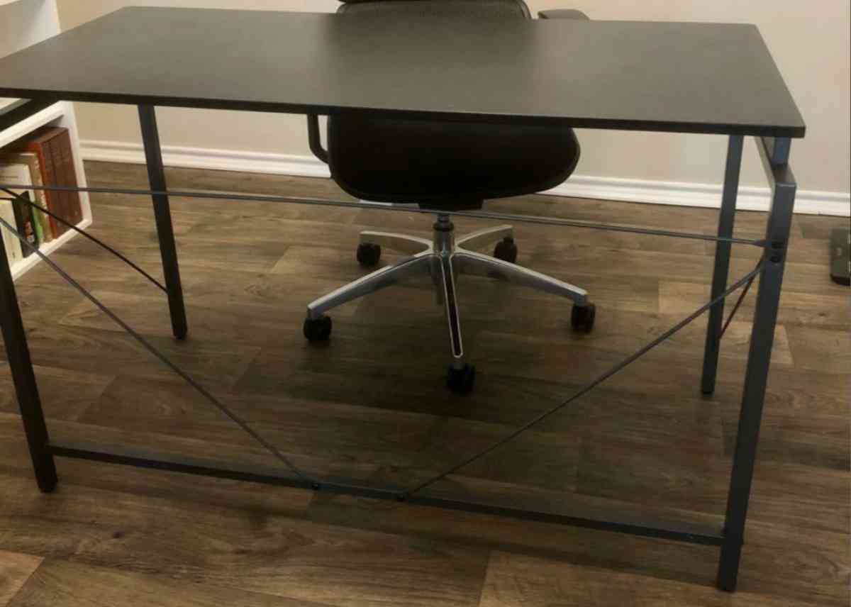 Black Desk