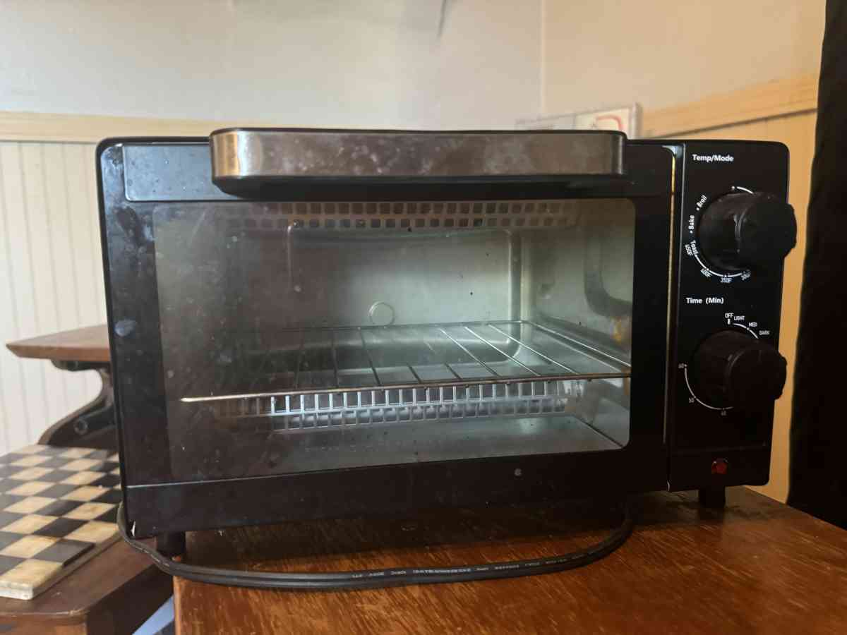 LIKE NEW PERSONAL SIZE TOASTER OVEN