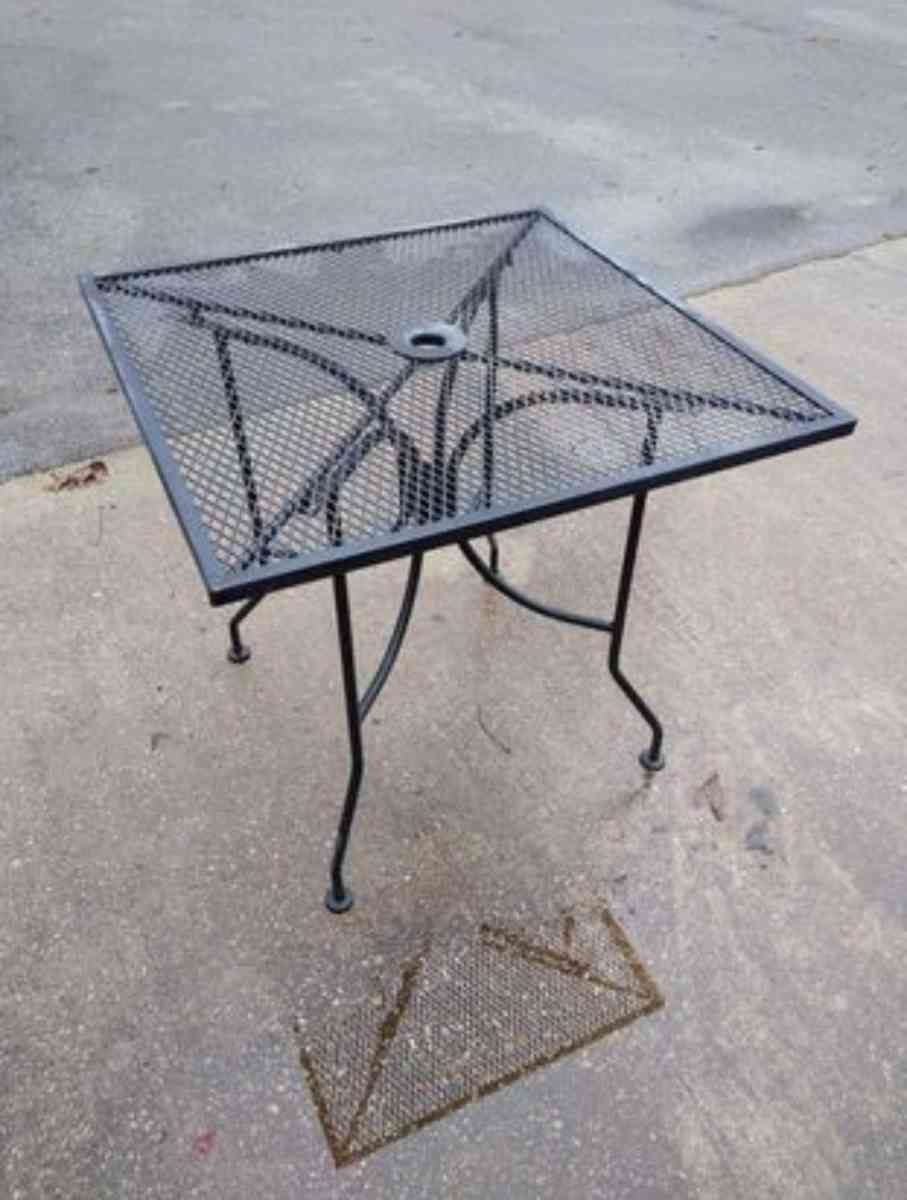 Wrought Iron Patio Table 30X30X29 Black   RRR Furniture