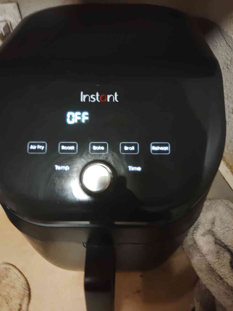 a black Air fryer instant