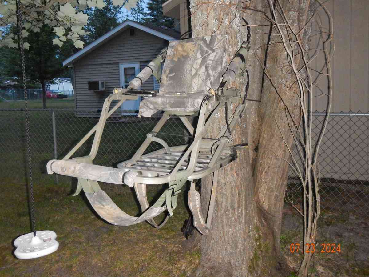 Hunting tree stand and harness