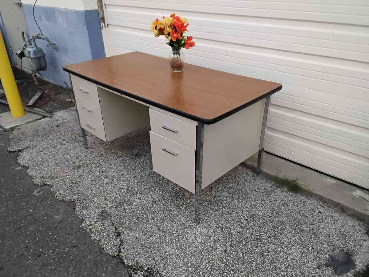 Nice Large Office Desk with 6 Drawers Like New