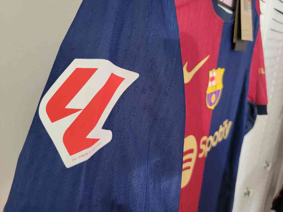 FC Barcelona Jersey Soccer 2025 Player Version Size M Gavi