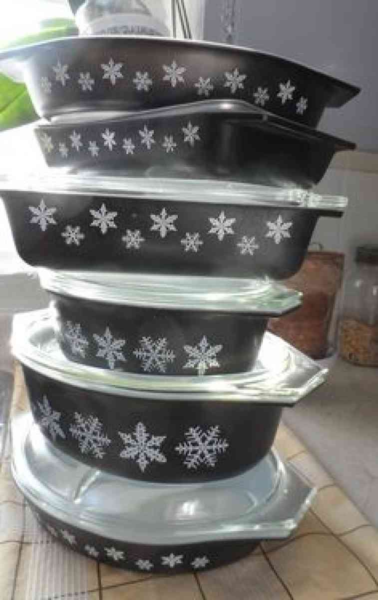 black and white Pyrex set