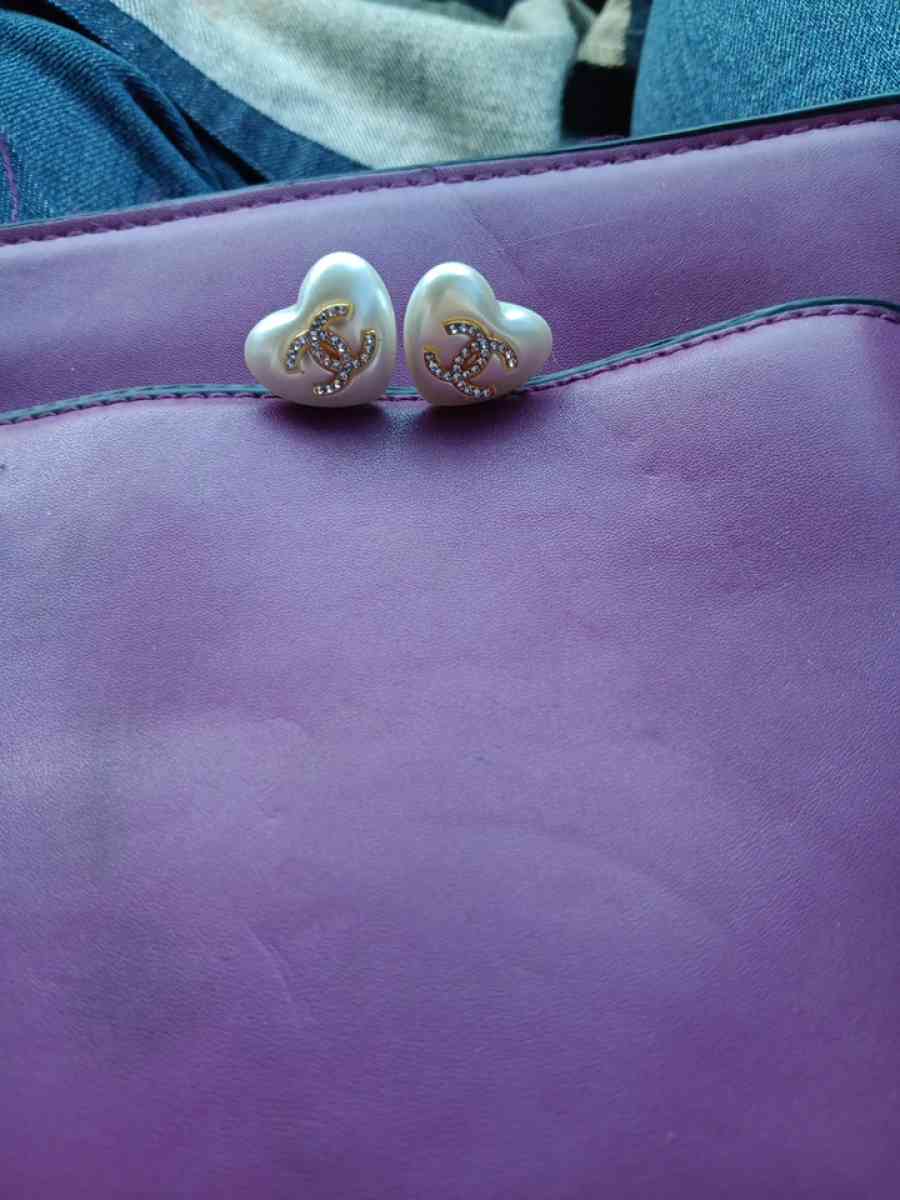 CHANEL heart shaped pearl stud earrings