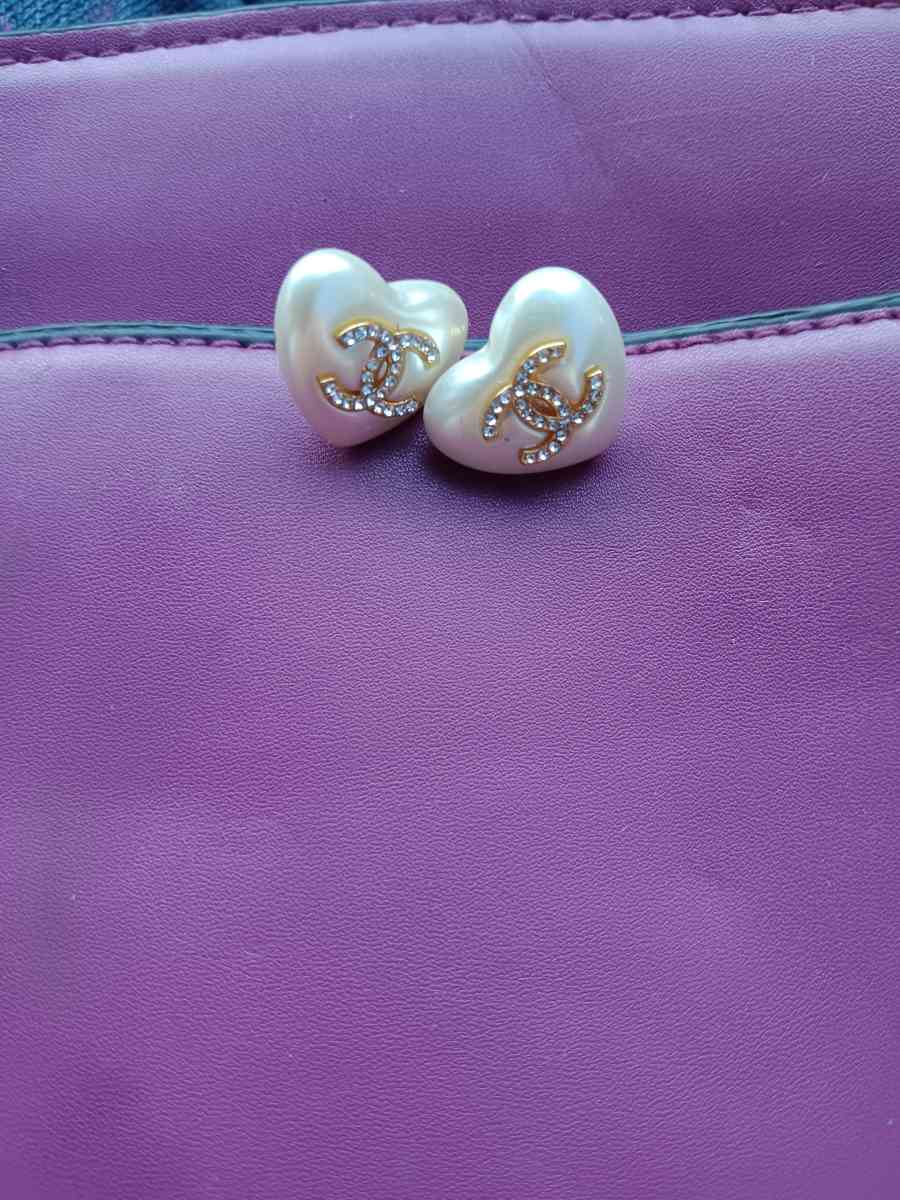 CHANEL heart shaped pearl stud earrings