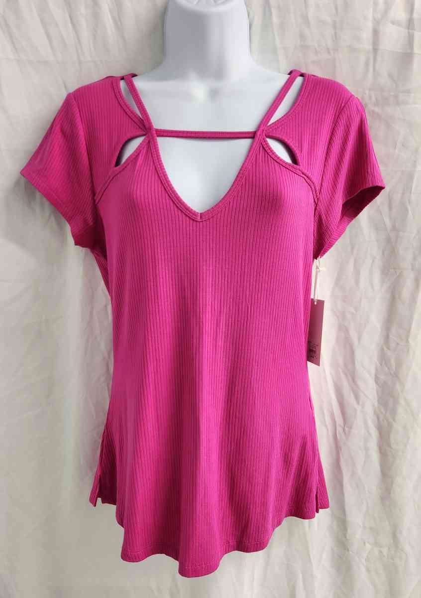 Candies Made To Sparkle Cutout Neckline Ribbed Tee in Fuscia