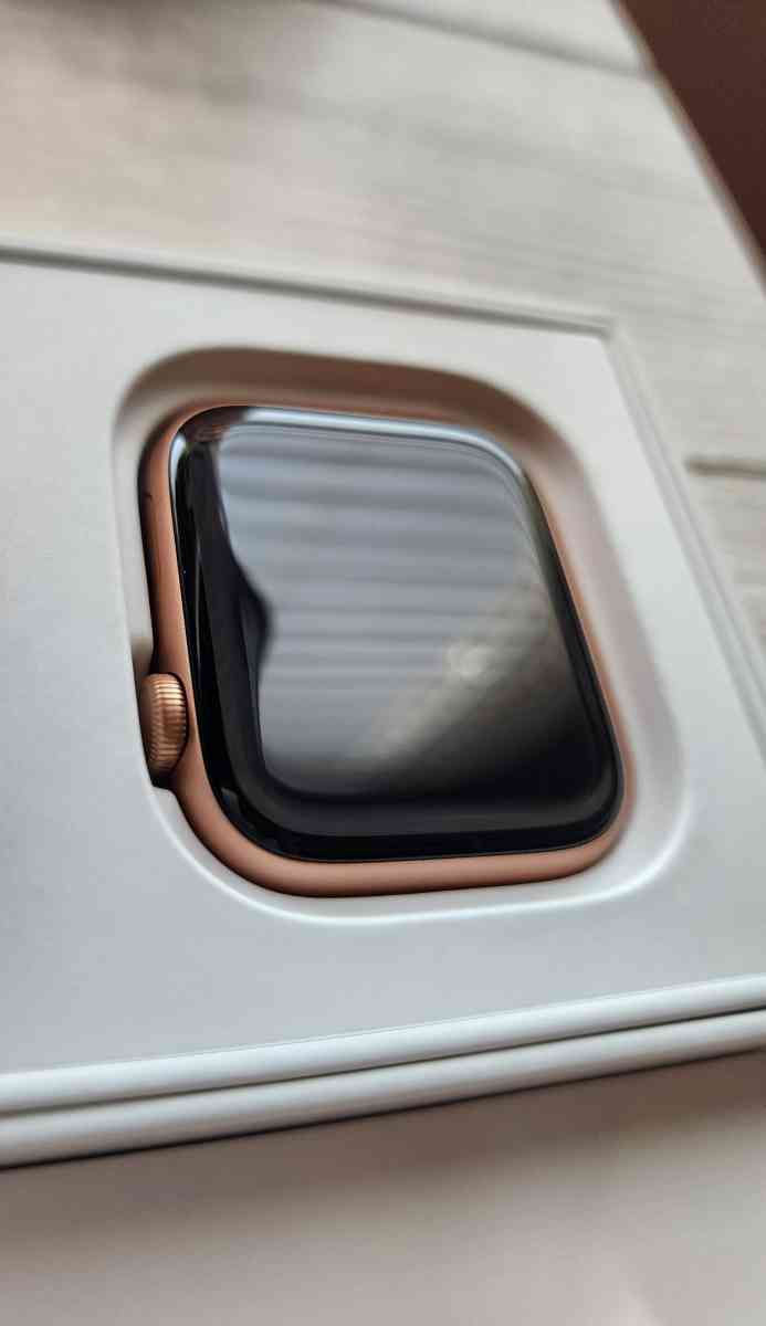 Apple Watch SE Brand New w Gold Aluminum Case Pink Sand Band