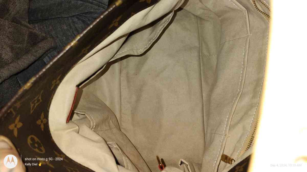 Louis Vuitton Artsy MM Monogram Shoulder Bag Tote Purse