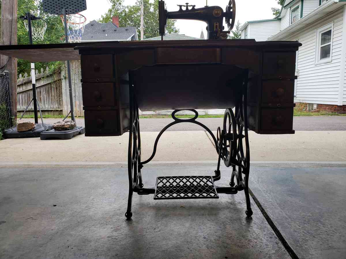 1907 Goldsmith sewing machine and table