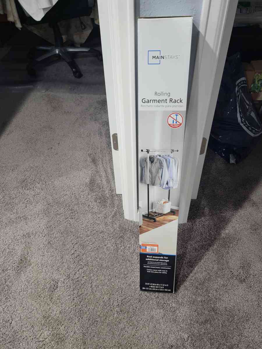 Rolling garment rack