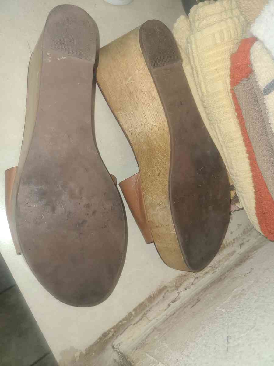 tory burch leather platforms size 8 brown color