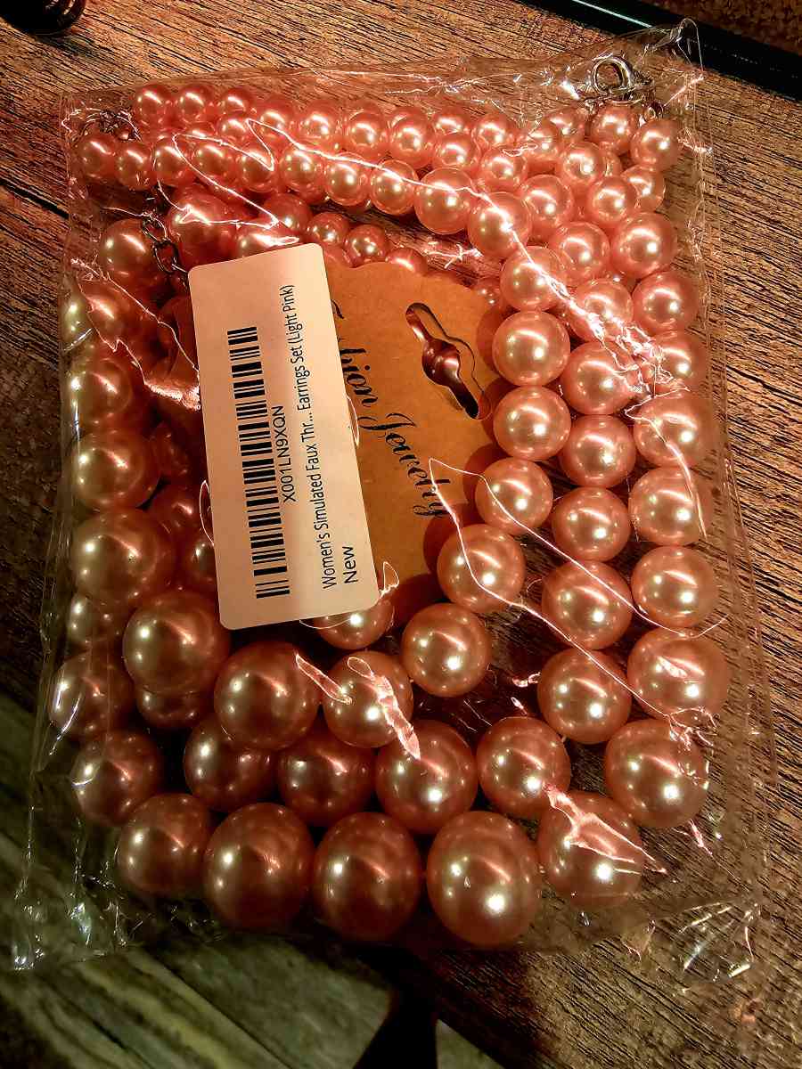 BRAND NEW Pink chocker pearls