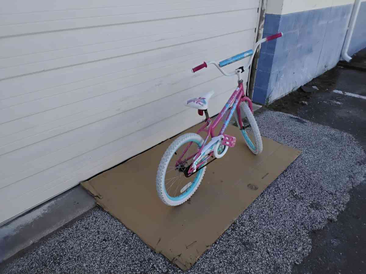 Nice Girls 20 Huffty Sea Star Bicycle and Like New
