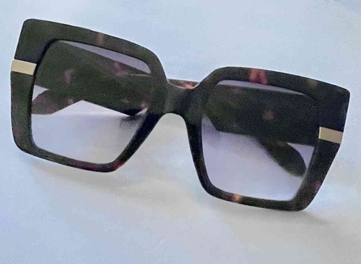 quay sunglasses new in box