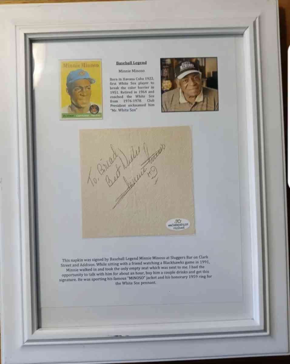 signed and graded minnie minnoso autograph