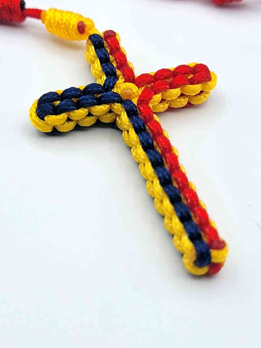 Rosario Nuevo Anudado con la Cruz de colores de Venezuela
