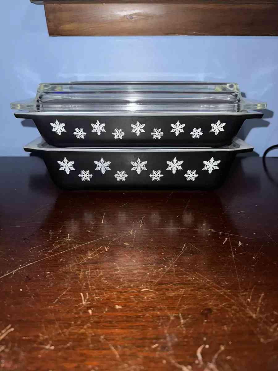 black and white Pyrex set