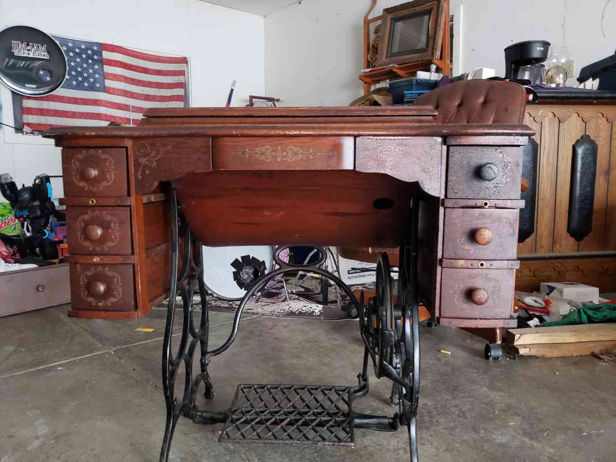 1907 Goldsmith sewing machine and table