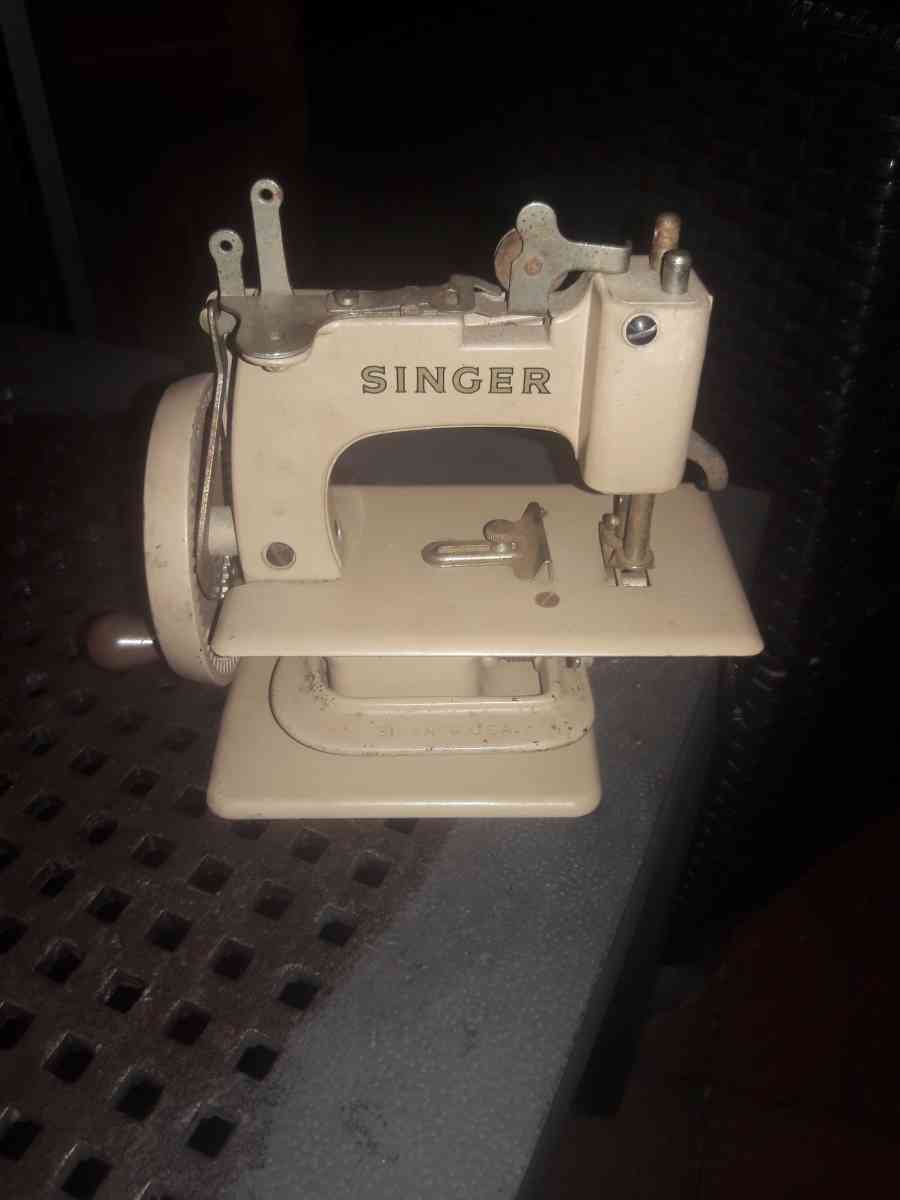 Singer 1950s handheld sew machine