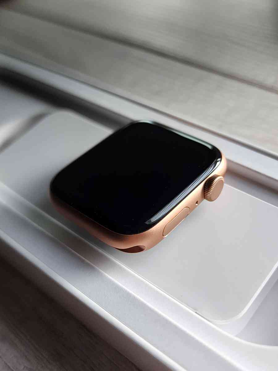 Apple Watch SE Brand New w Gold Aluminum Case Pink Sand Band