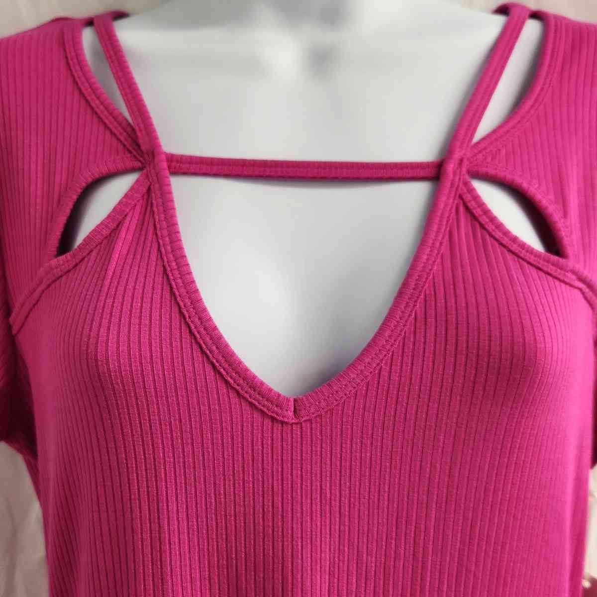 Candies Made To Sparkle Cutout Neckline Ribbed Tee in Fuscia