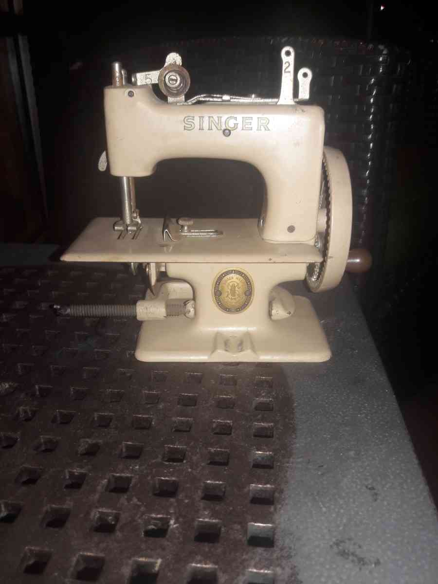 Singer 1950s handheld sew machine