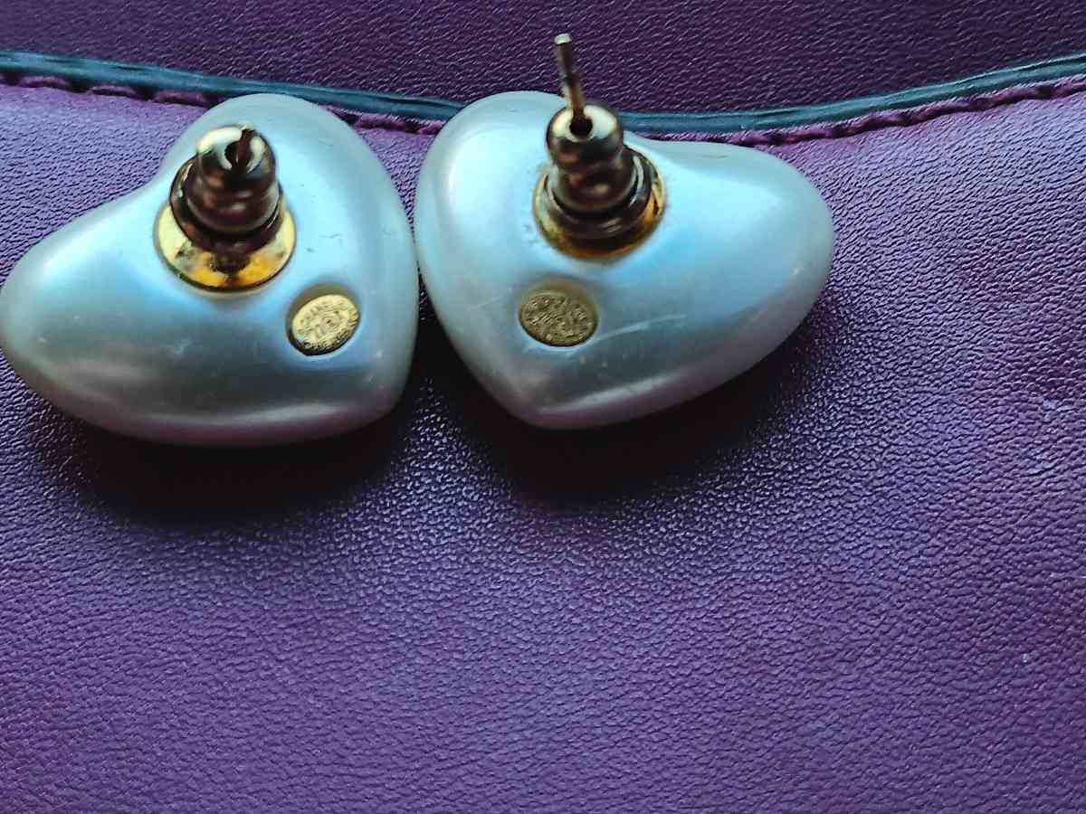 CHANEL heart shaped pearl stud earrings