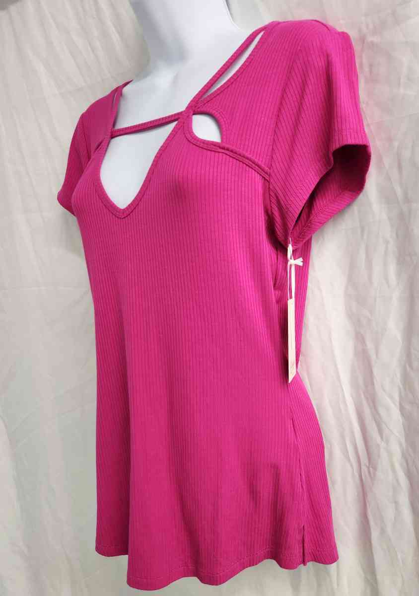 Candies Made To Sparkle Cutout Neckline Ribbed Tee in Fuscia