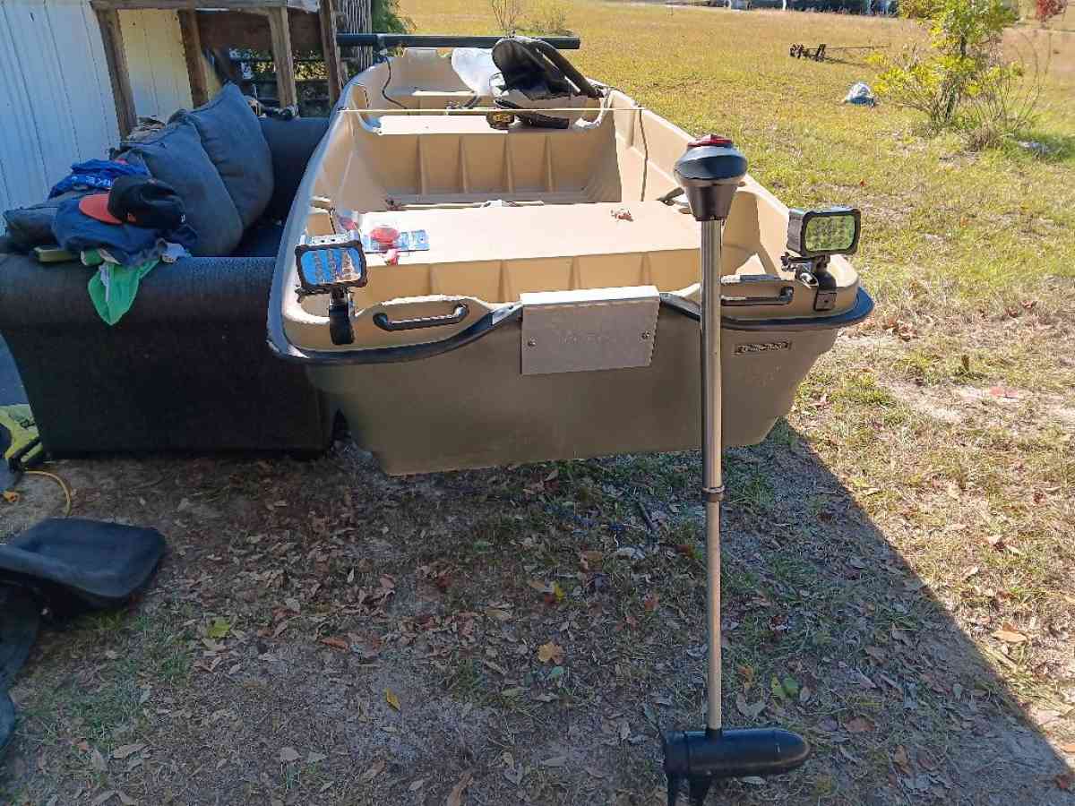 Pelican intruder 12 foot Jon boat