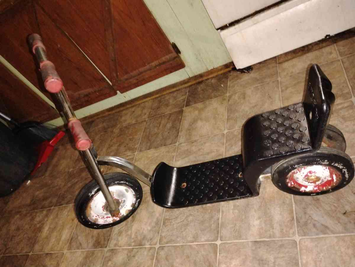 Summary For sale HTF Angeles SILVER RIDER Trike Scooter with