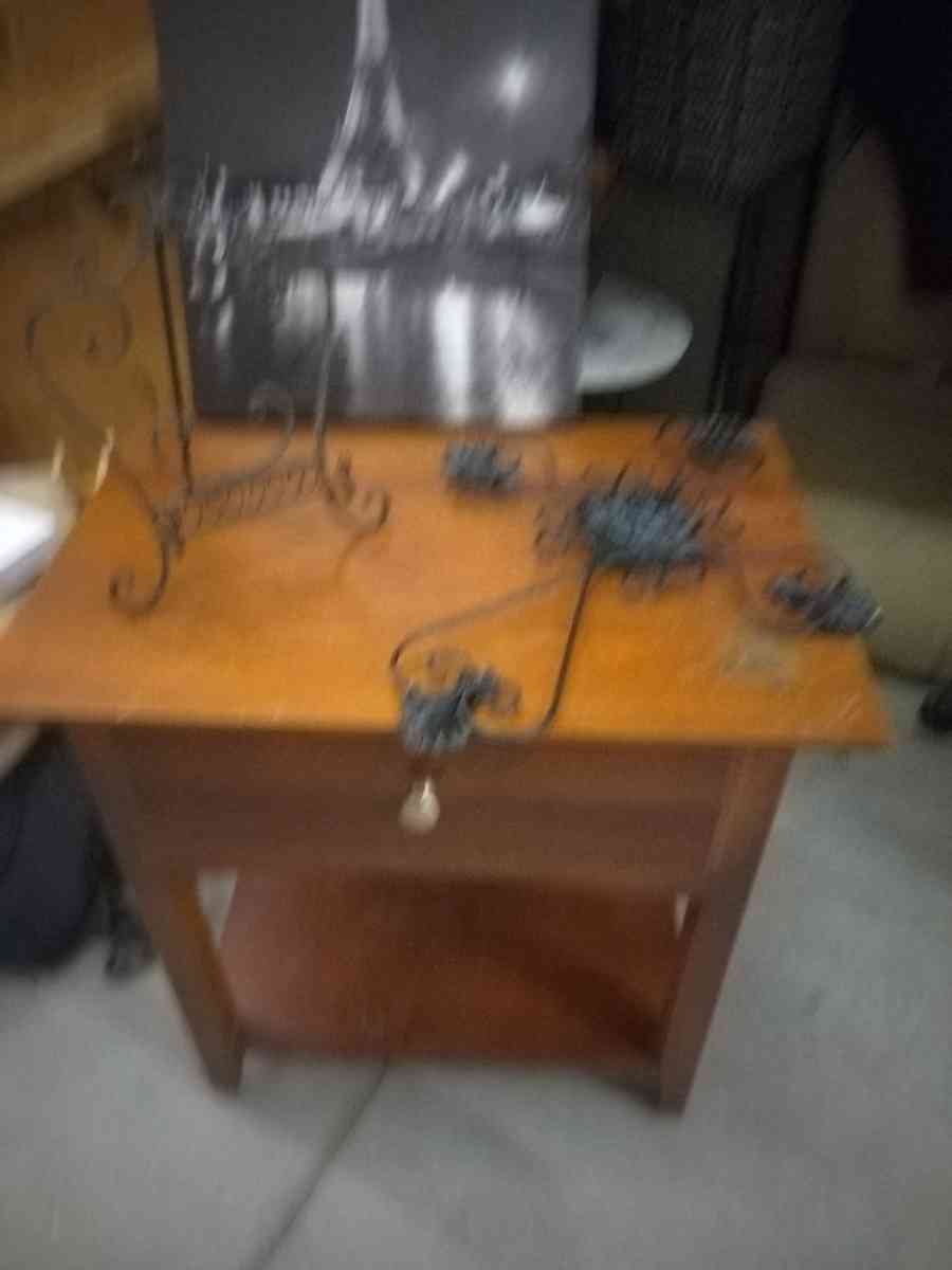 small end table in perfect condition Ethan Allen furniture c