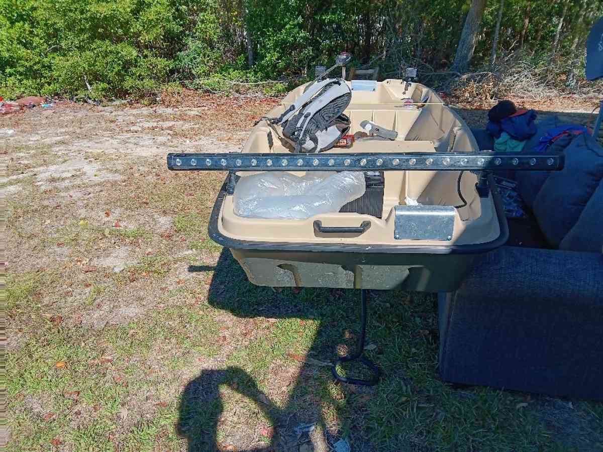 Pelican intruder 12 foot Jon boat