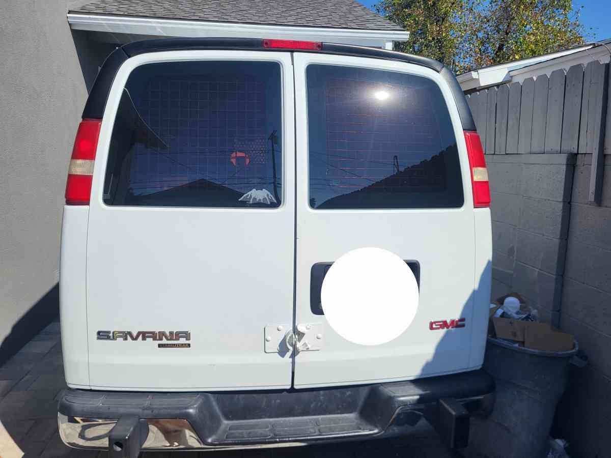 2015 GMC Savana Cargo van