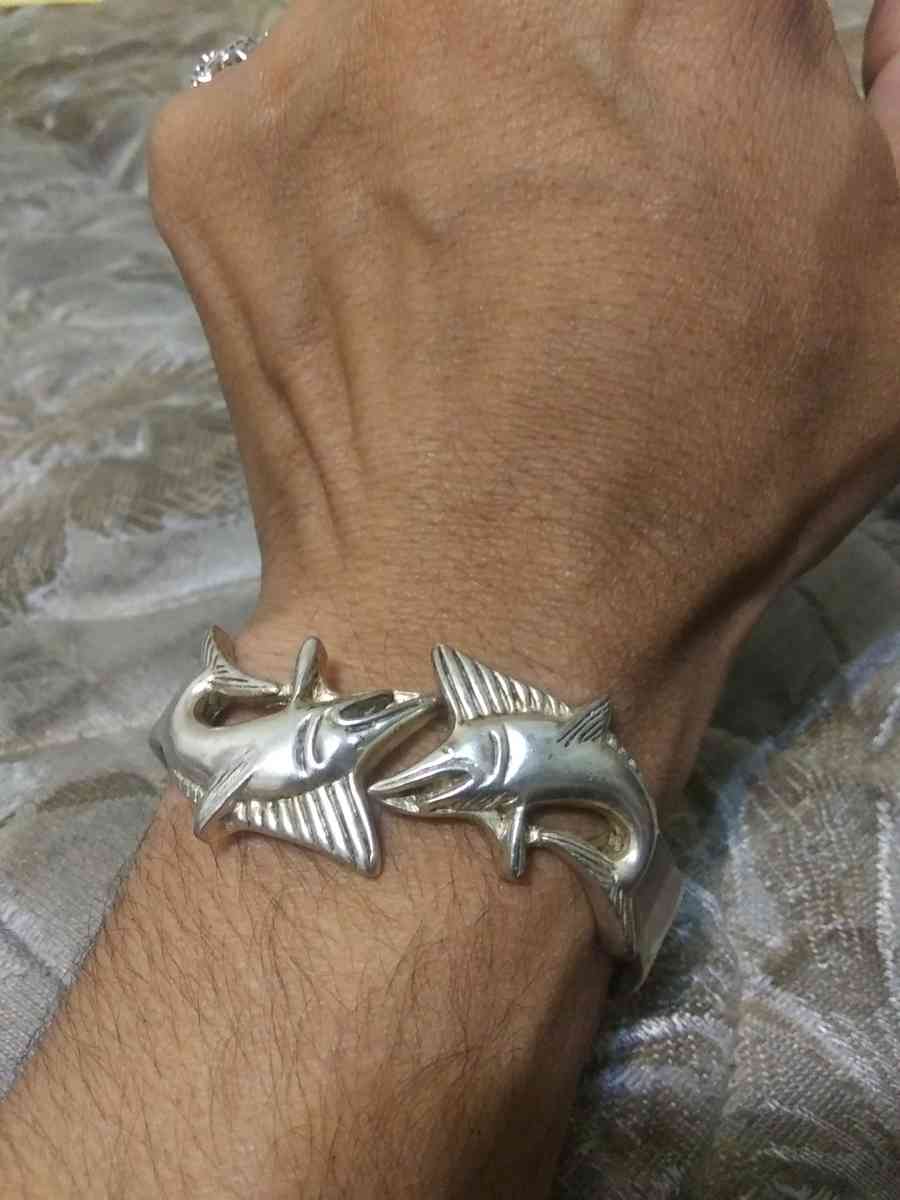 cuff style with spring