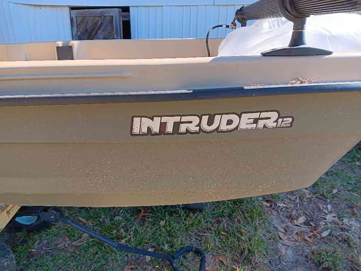 Pelican intruder 12 foot Jon boat