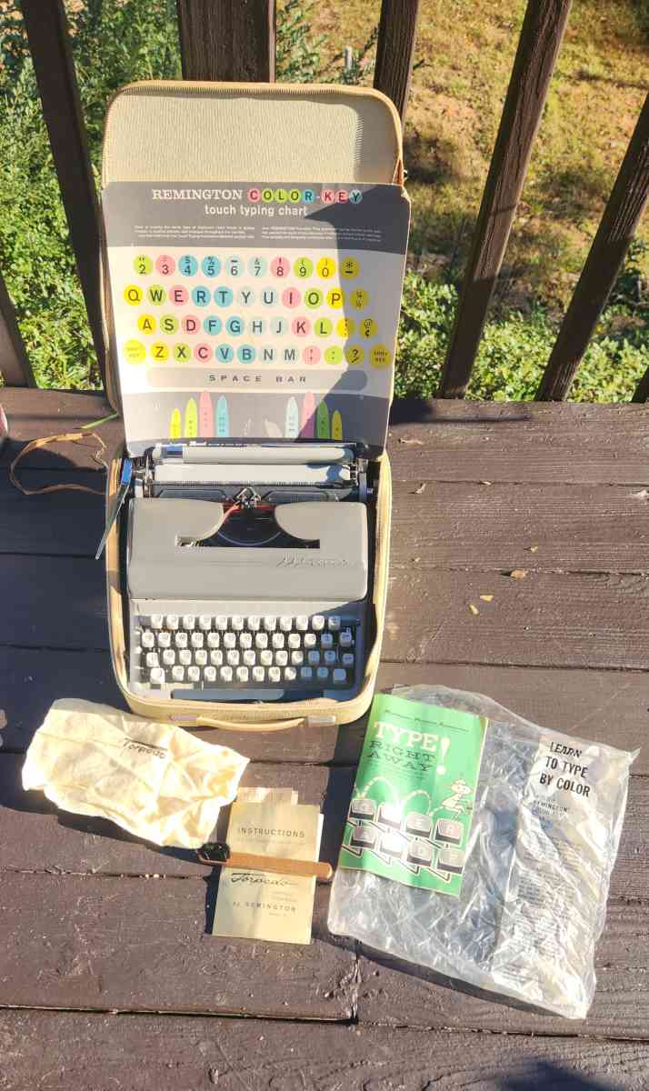 Vintage 1960 Torpedo Typewriter