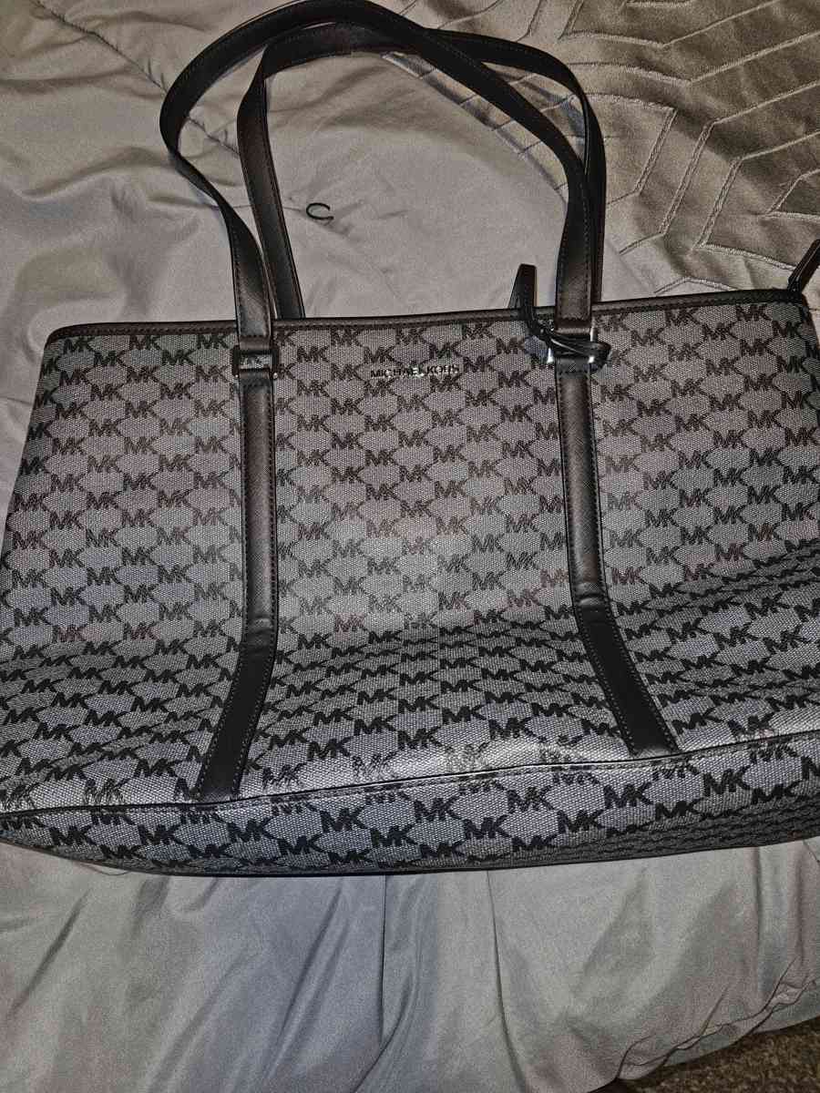 A michael kors purse